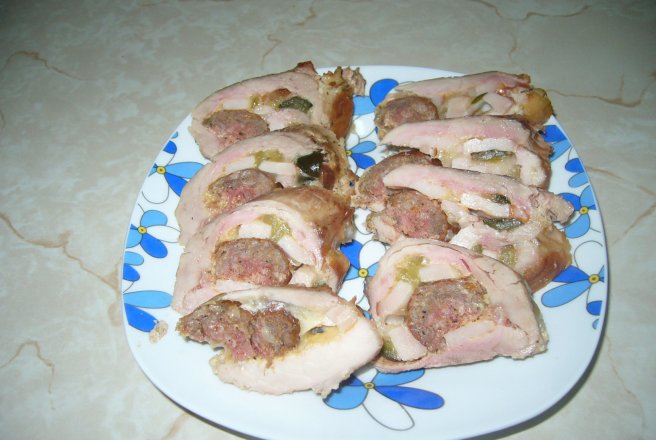 Rulada de porc cu carnat si cascaval