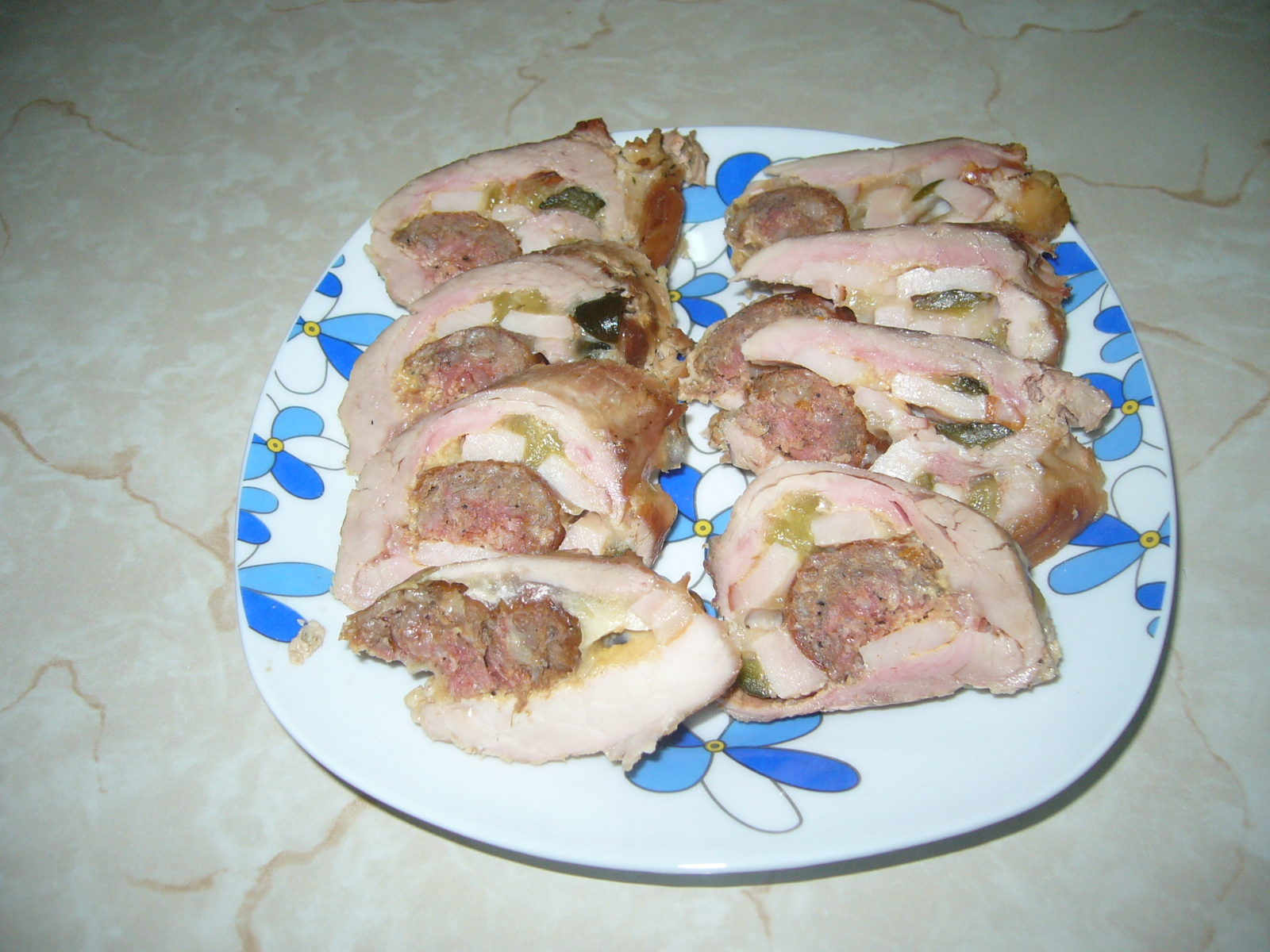 Rulada de porc cu carnat si cascaval