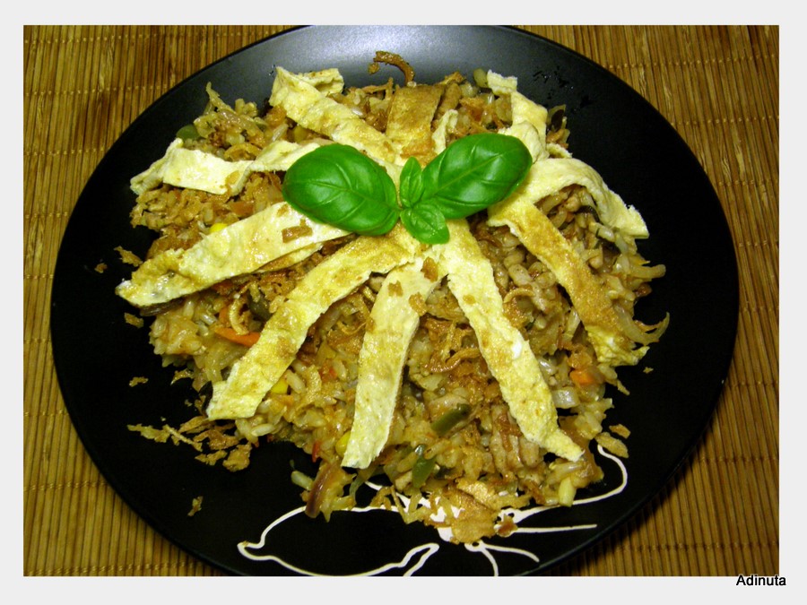 Nasi Goreng sau reteta indoneziana de orez calit cu carne, legume si oua