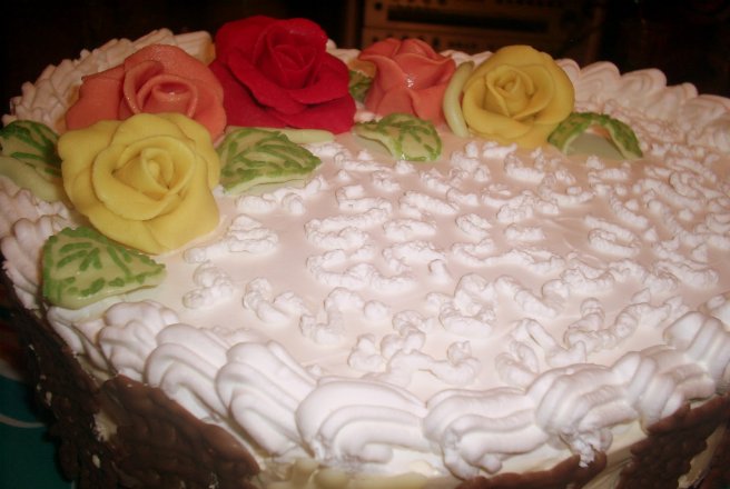 Tort cu trandafiri (cu crema mascarpone si jeleu de afine)