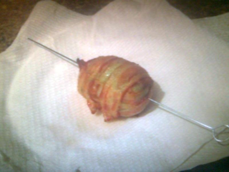 Avocado umplut cu kaiser si imbracat cu bacon