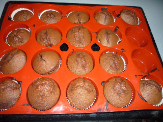 Muffins cu ciocolata umplute cu gem de afine
