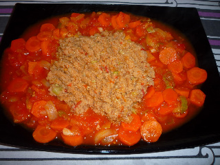Salata calda de cuscus marocan servita pe pat de legume