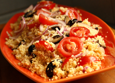 Cous cous cu rosii,masline si ceapa