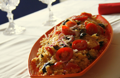 Cous cous cu rosii,masline si ceapa