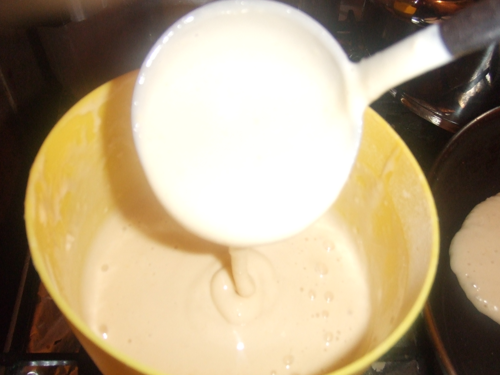 Clatite cu peltea de corcoduse in sos de ciocolata