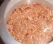 Iahnie de fasole cu carnati, mamaliguta si castraveciori murati-1