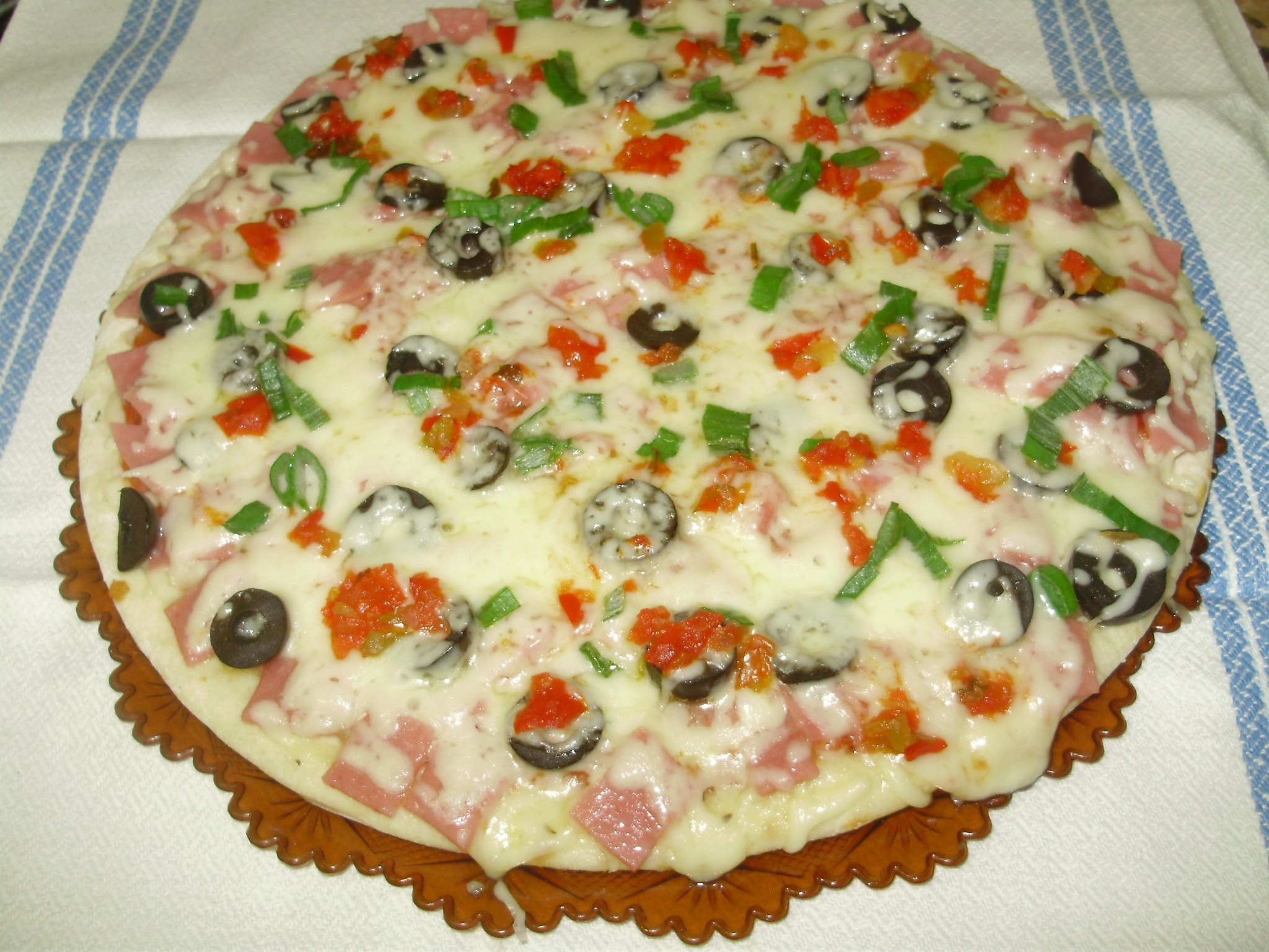 Pizza cu emmentaler si sunca