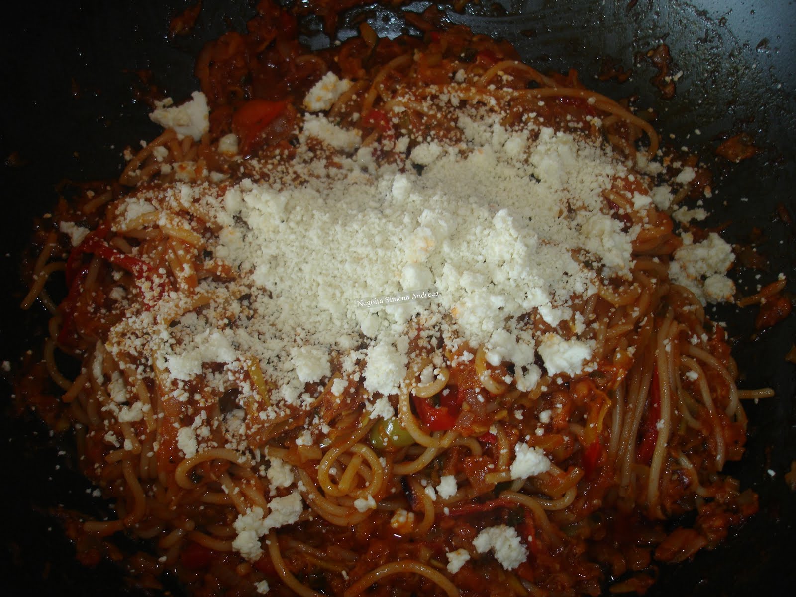Spaghete cu busuioc si sos de rosii
