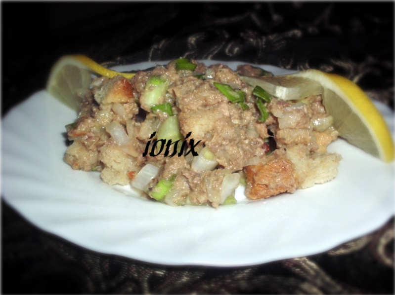 Salată de ton cu crutoane