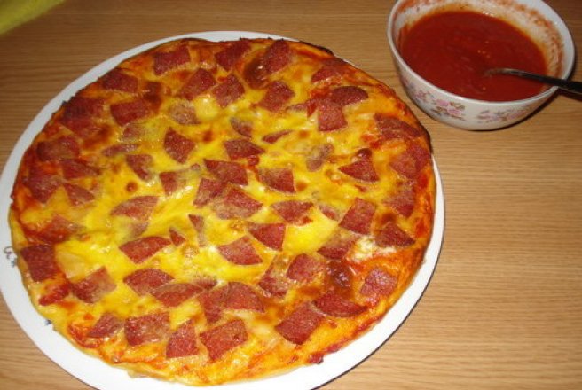 Pizza cu ou si salam