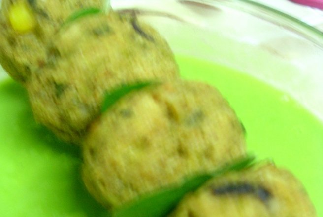 Chiftelute de zucchini cu sos de mazare proaspata