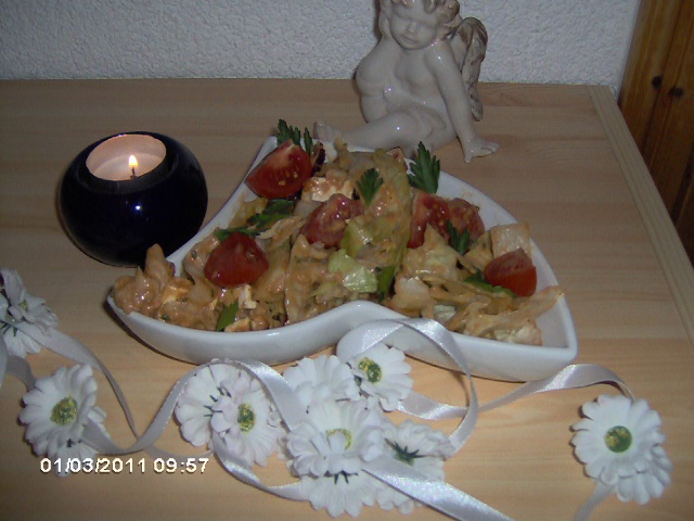 Eisbergsalat cu legume,telemea si somon in sos de mozzarella