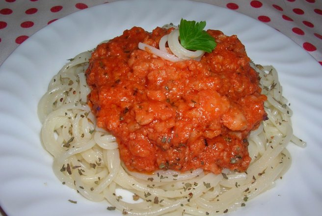 Spaghetti cu sos de carne presata