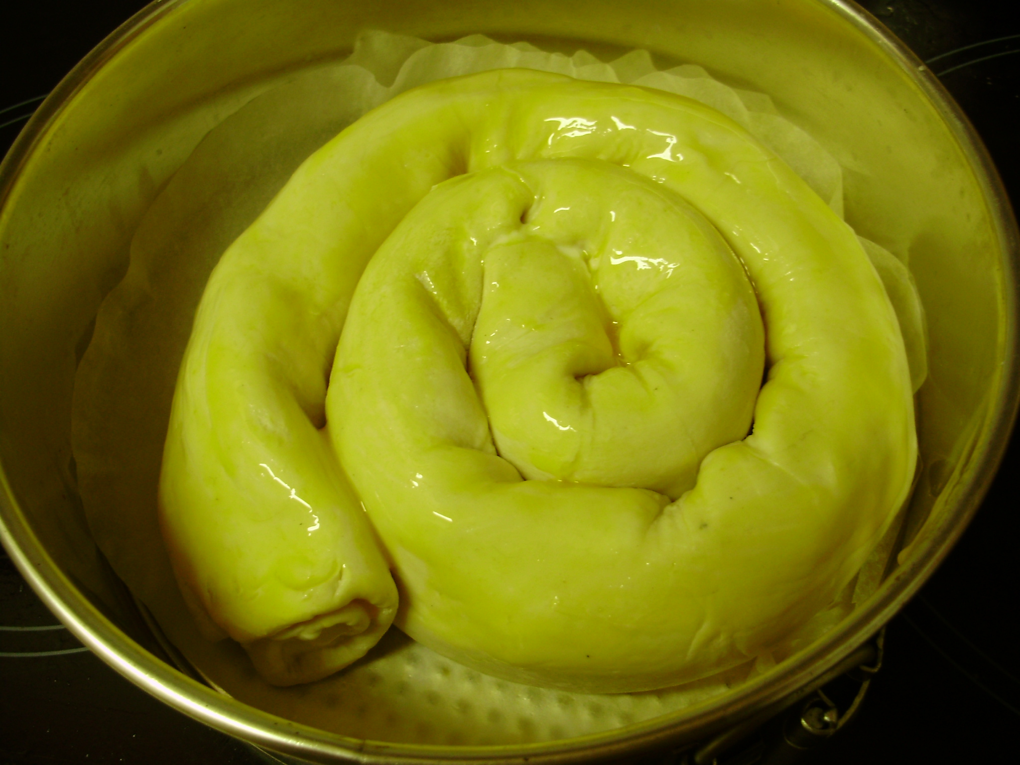 Sarpe incolacit (foietaj cu branza si stafide)