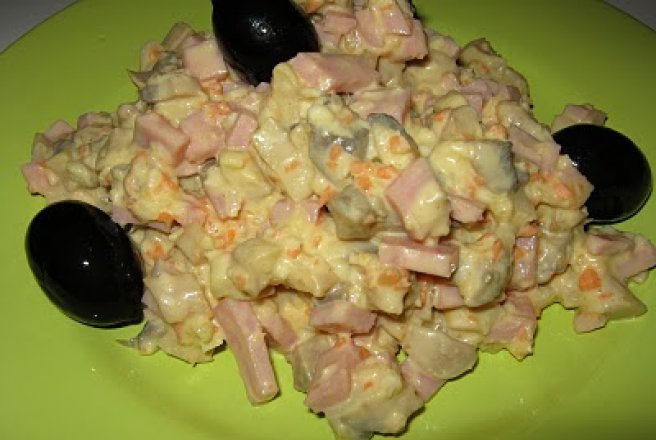 Salată de ciuperci cu şuncă, morcov şi ţelină
