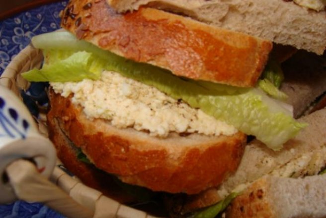Sandwich cu salata de ou