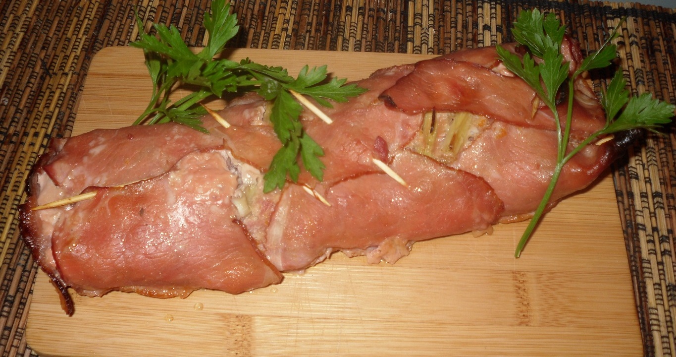 Rulada cu carne tocata si legume invelita in muschi tiganesc
