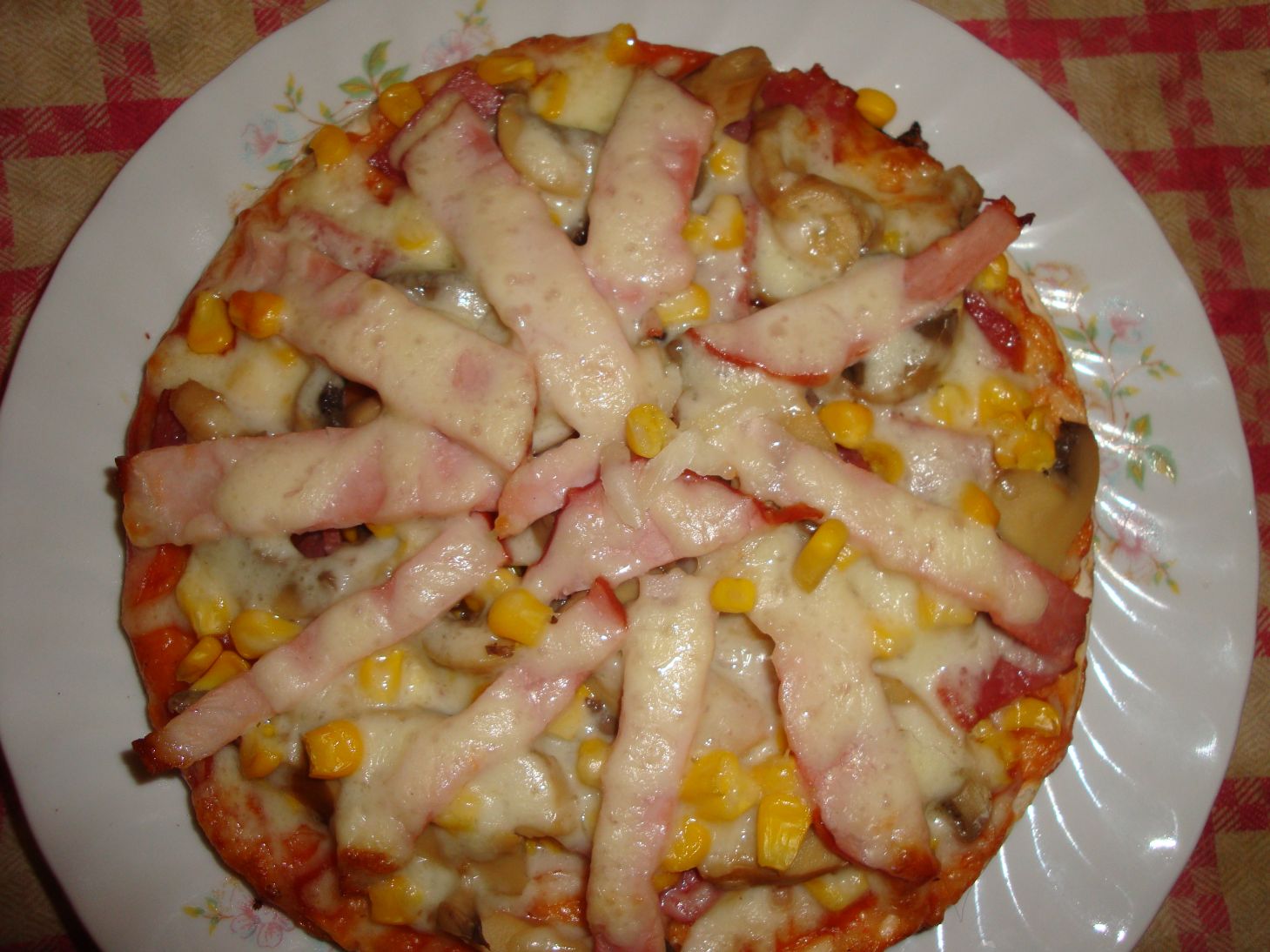 Pizza cu porumb si sunculita taraneasca