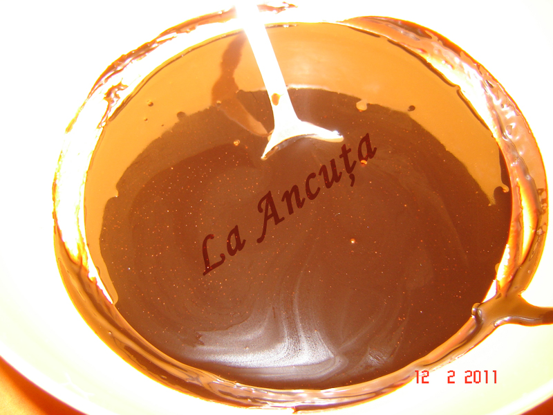 Tort cu mousse de ciocolata alba