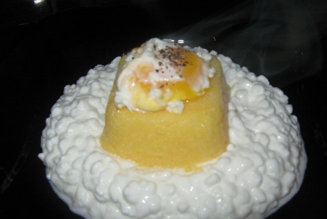 Mamaliga ,brinza cu smantina si ou cu piper (pentru medi)