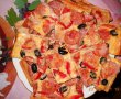 Pizza cu carnati si salam-1