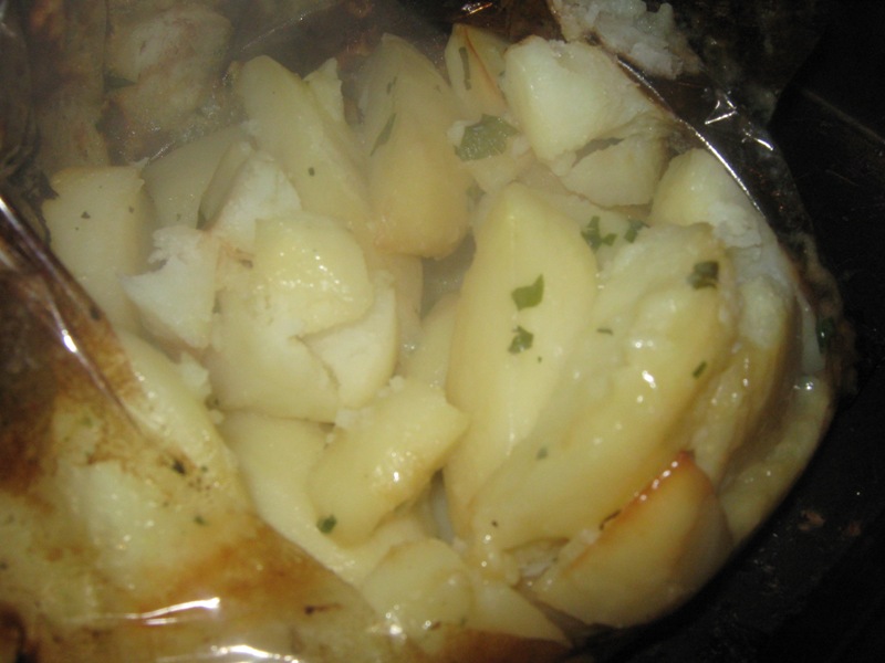 Cartofi la punga cu salata