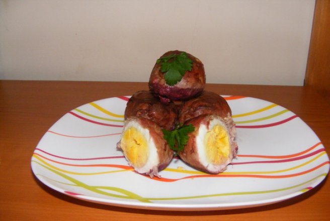 Ouă înfăşurate în muşchi de porc