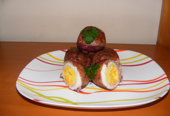 Ouă înfăşurate în muşchi de porc