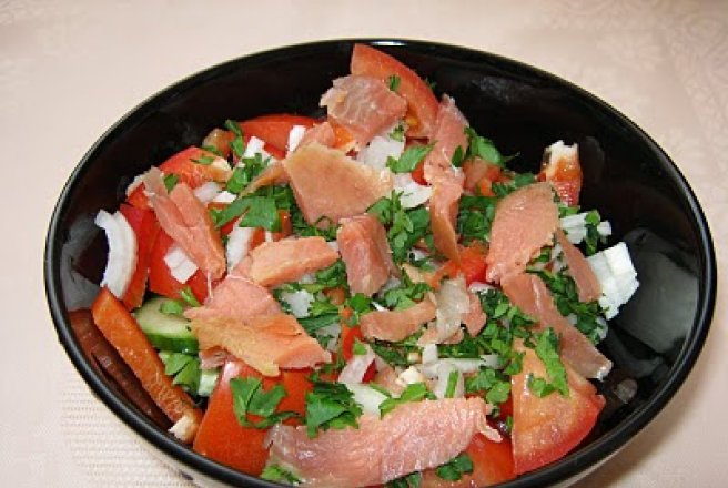 Salată cu somon afumat