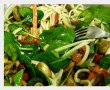 Salata calda cu taitei de orez, spanac verde si legume coapte-4