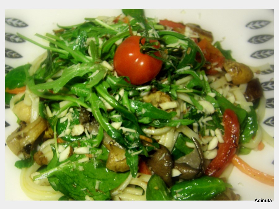 Salata calda cu taitei de orez, spanac verde si legume coapte