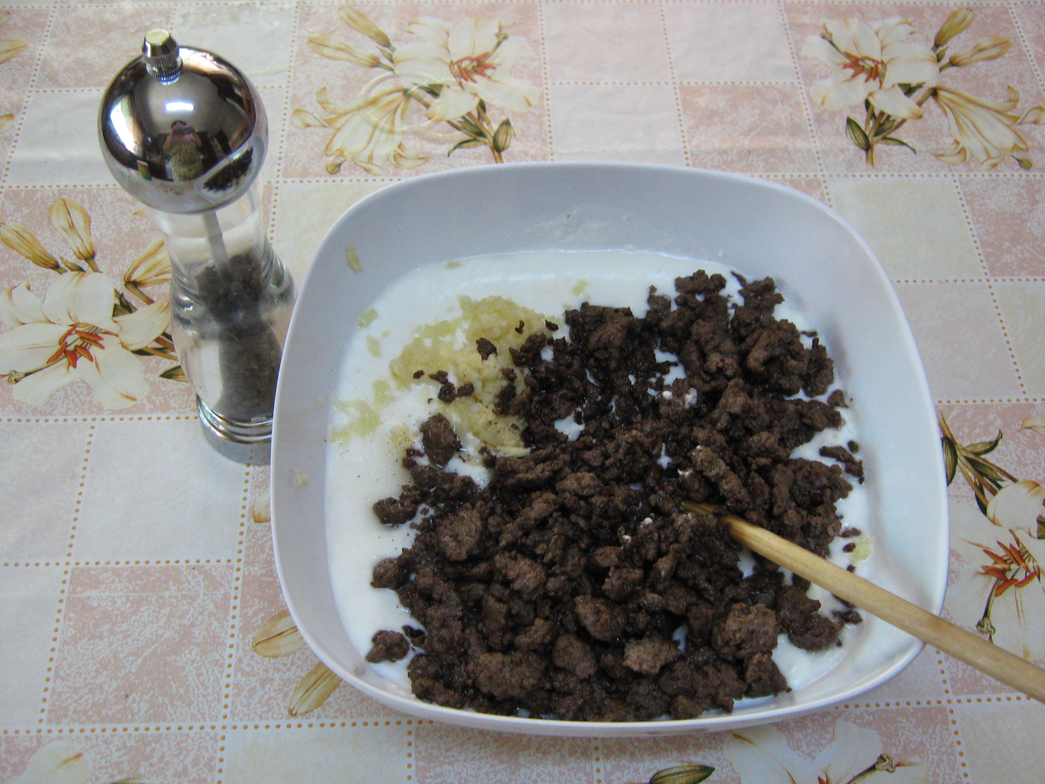 Macaroane cu sos de iaurt si carne de vita-specific tarilor arabe