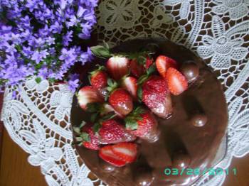 Flori,fete si ....un tort ciocolatos cu capsuni