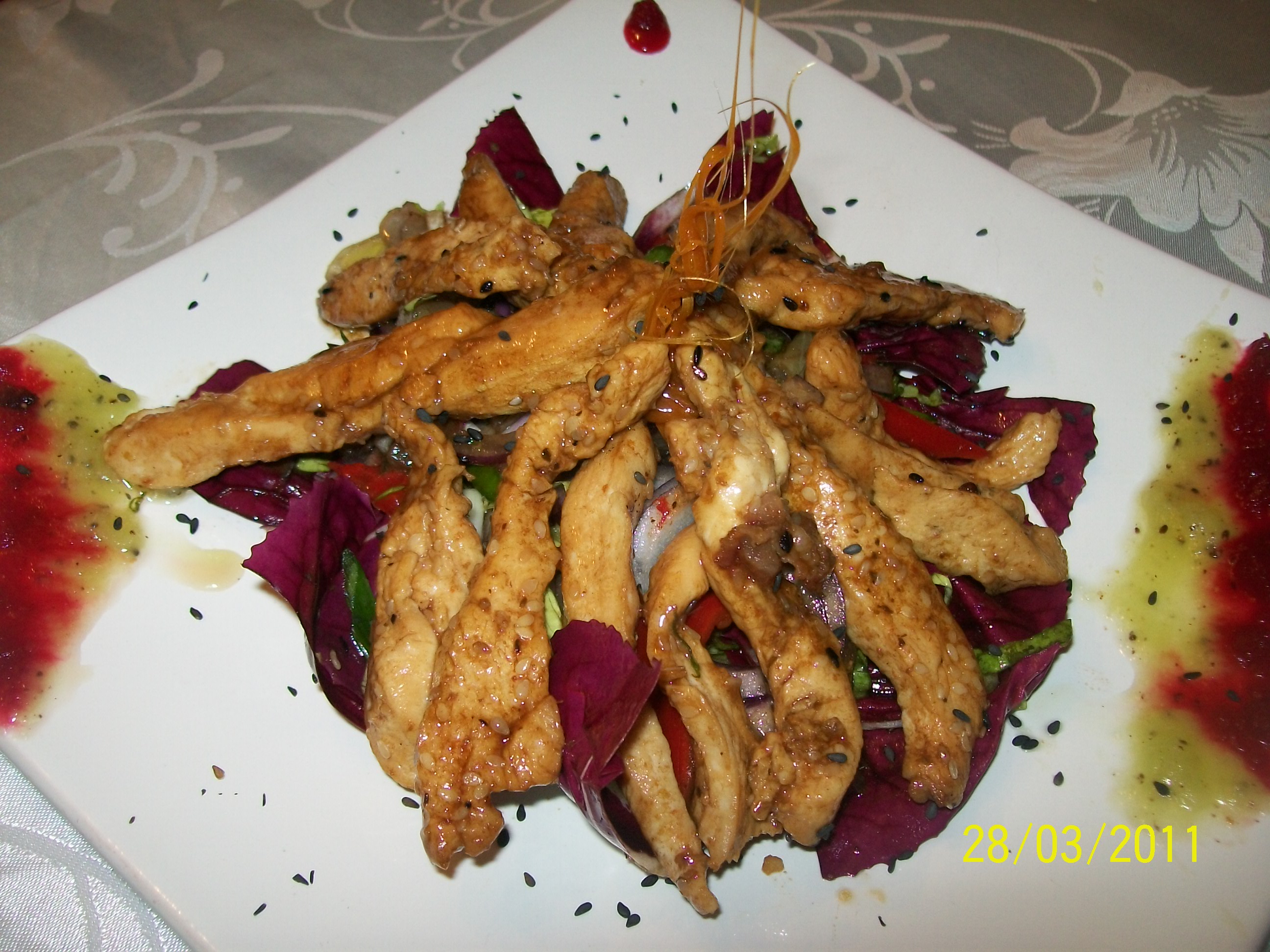 Salata de radicchio cu piept de pui in stil asiatic a la Nico