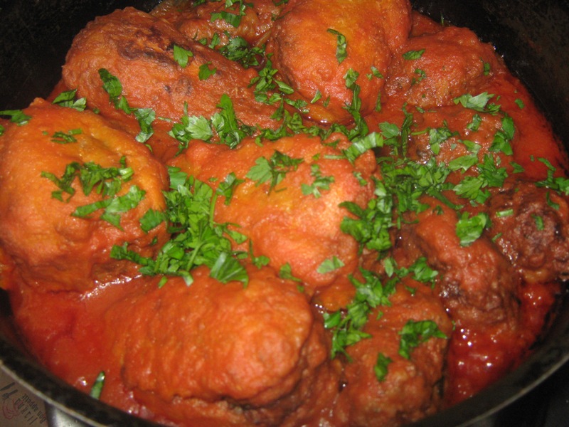Cartofi umpluti cu kofta fierti in sos de rosii