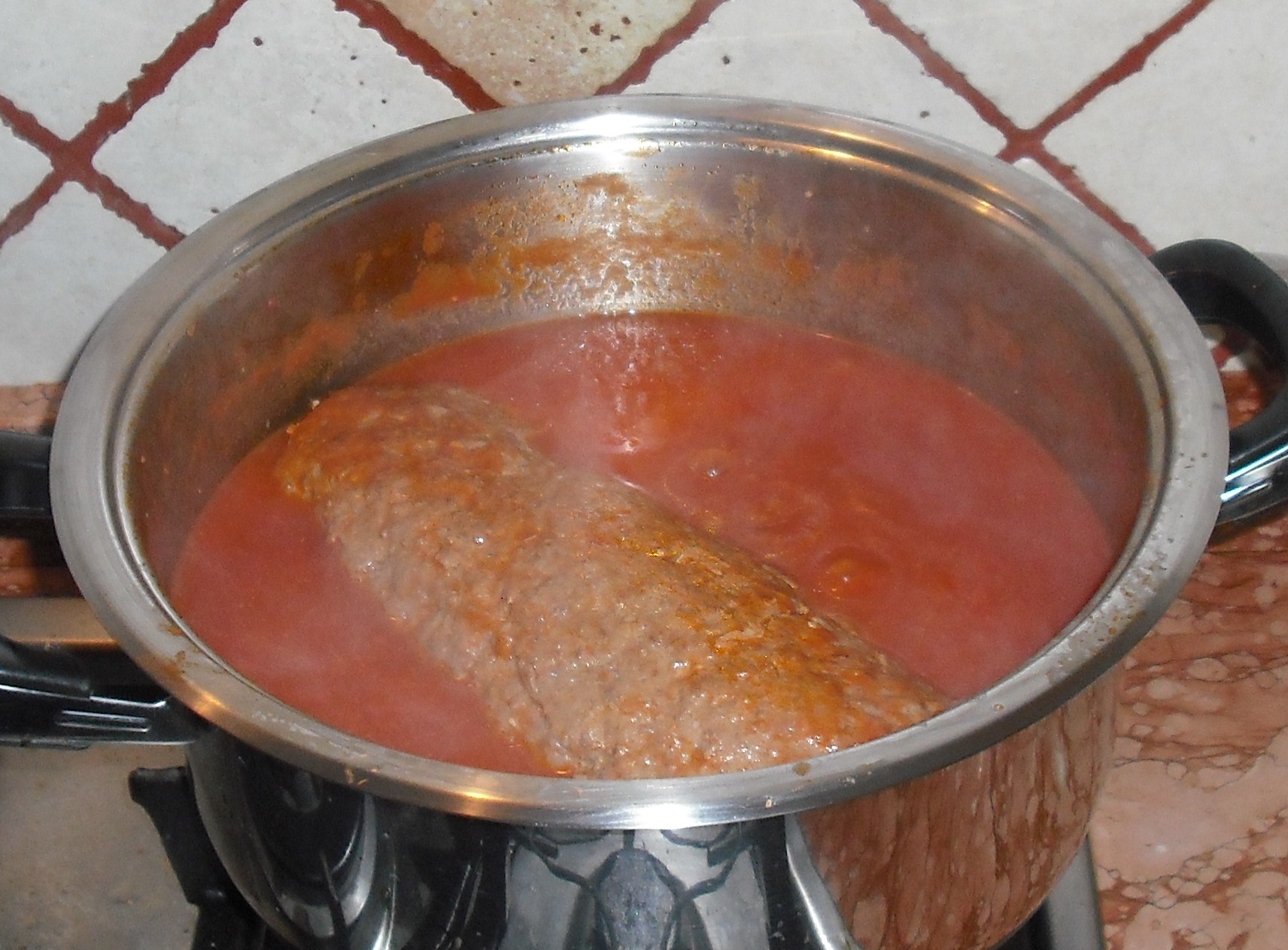 Rulada de carne in sos de rosii