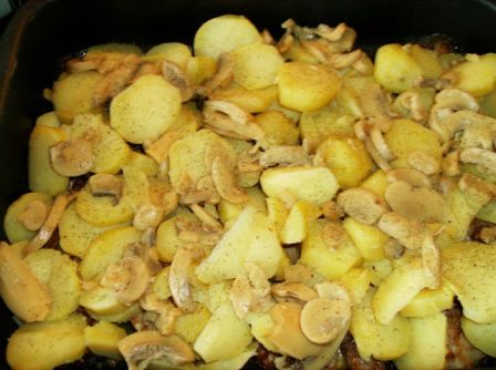 Cartofi cu ciuperci si boia dulce de ardei