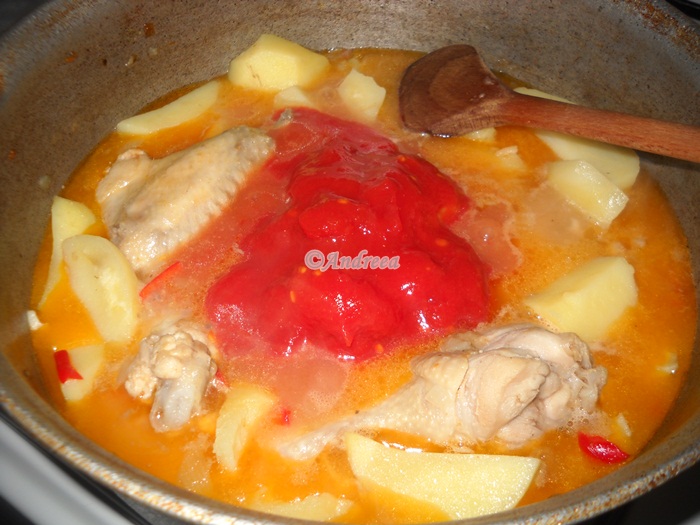 Aripioare cu sos de rosii si cartofi