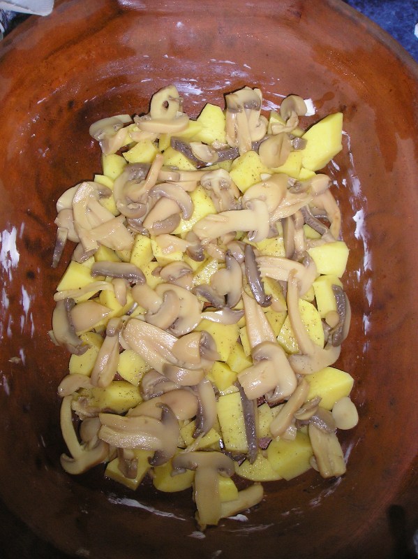 Pulpe de pui marinate cu legume in vasul roman