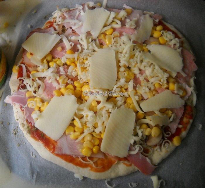 Pizza cu porumb si mezeluri