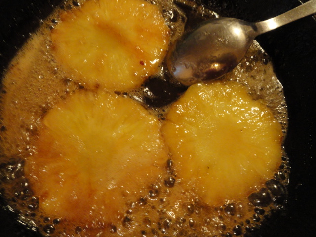 Ananas caramelizat cu inghetata