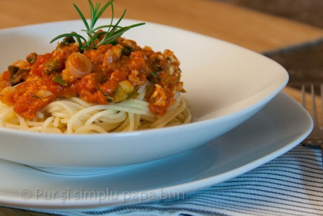 Spaghettini cu sos simplu şi ierburi aromatice