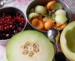 Salata de fructe in cosulet de pepene galben-2