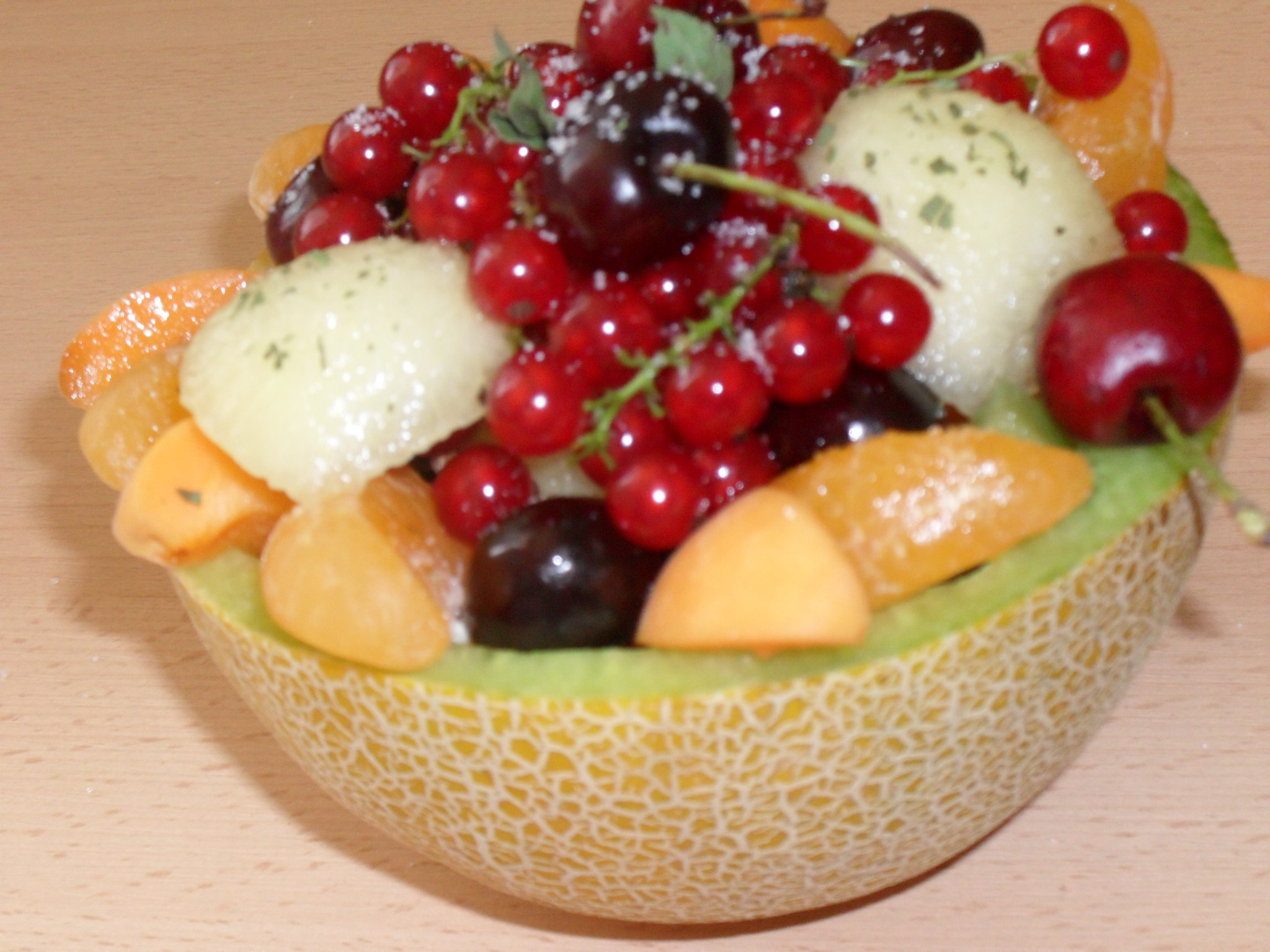 Salata de fructe in cosulet de pepene galben