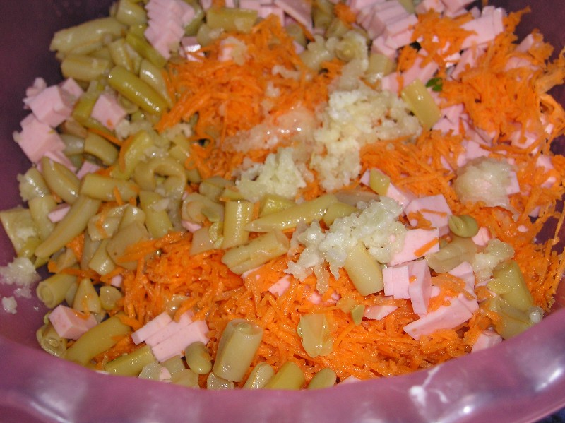 Salata cu fasole oloaga,sunca,morcovi,usturoi si maioneza