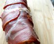 Muşchiuleţ de porc învelit în bacon cu cartofi dulci şi pere-1