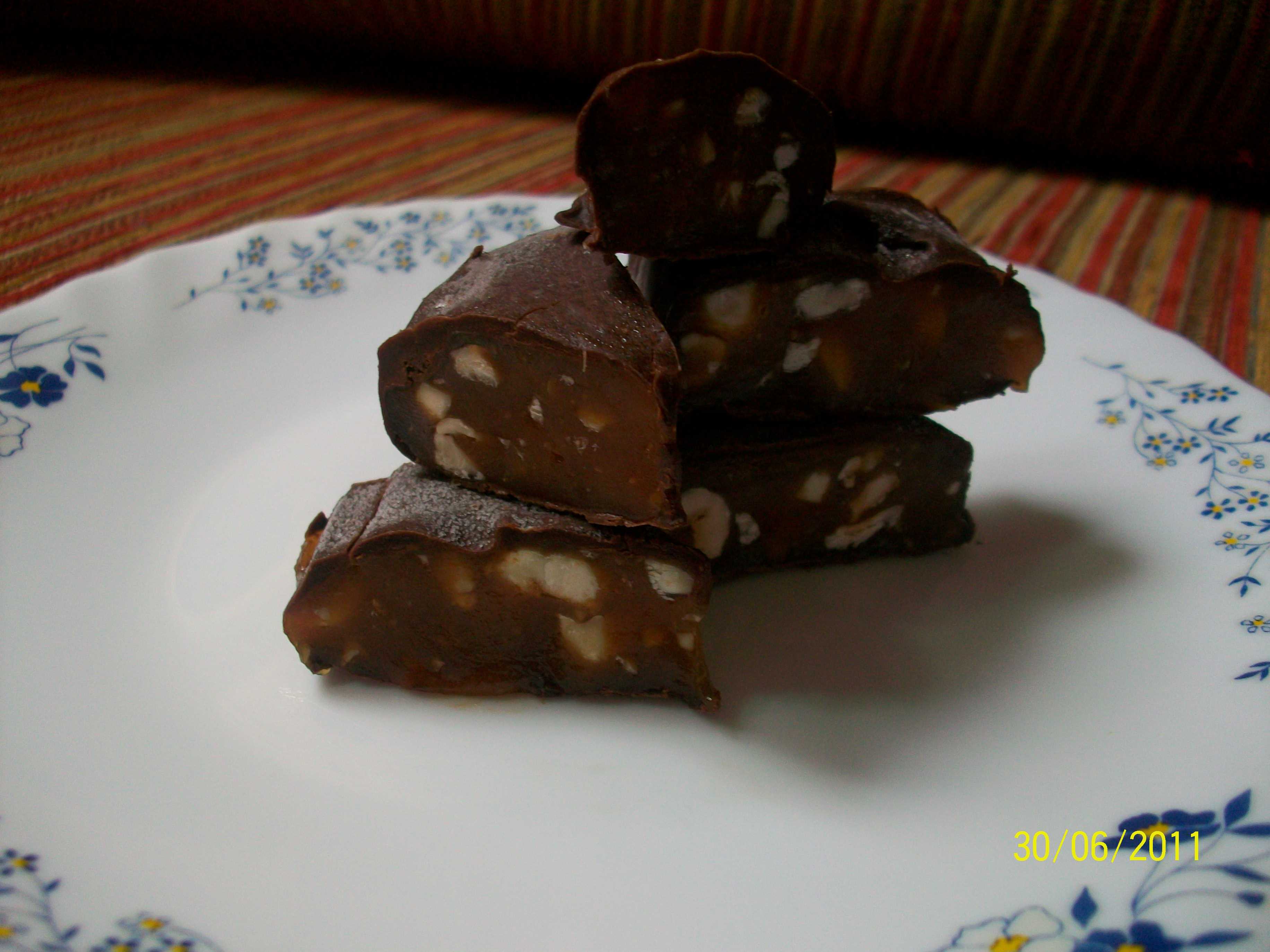 Batoane de caramel si alune invelite in ciocolata