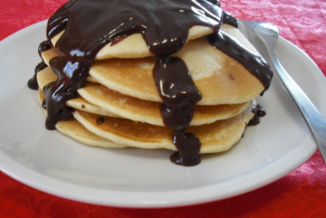 Pancakes (clatite americane) cu sos de ciocolata...
