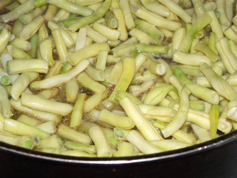 Mâncare de fasole verde cu pui